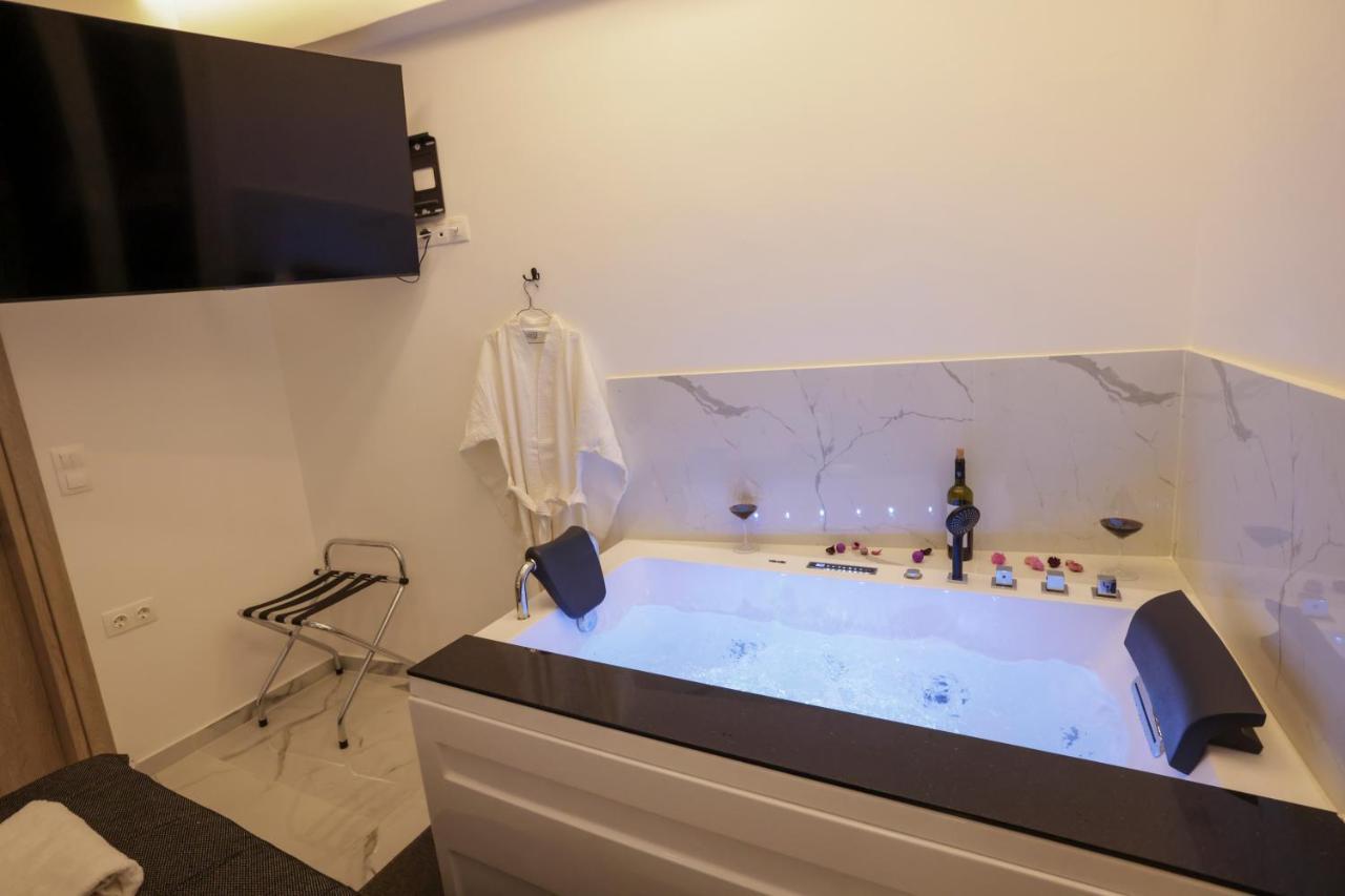 Zeos Finest Jacuzzi Suite Athens Ngoại thất bức ảnh