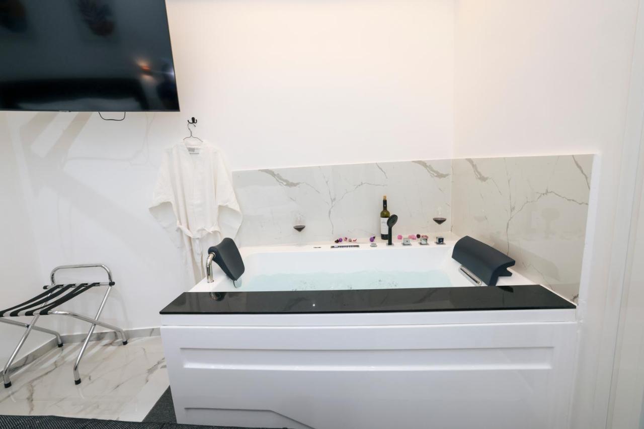 Zeos Finest Jacuzzi Suite Athens Ngoại thất bức ảnh